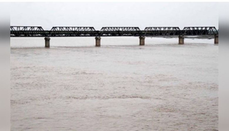 بھارت کی جانب سے دریائے راوی میں چھوڑے گئے سیلابی ریلے سے پاکستانی شہر وں کو خطرہ